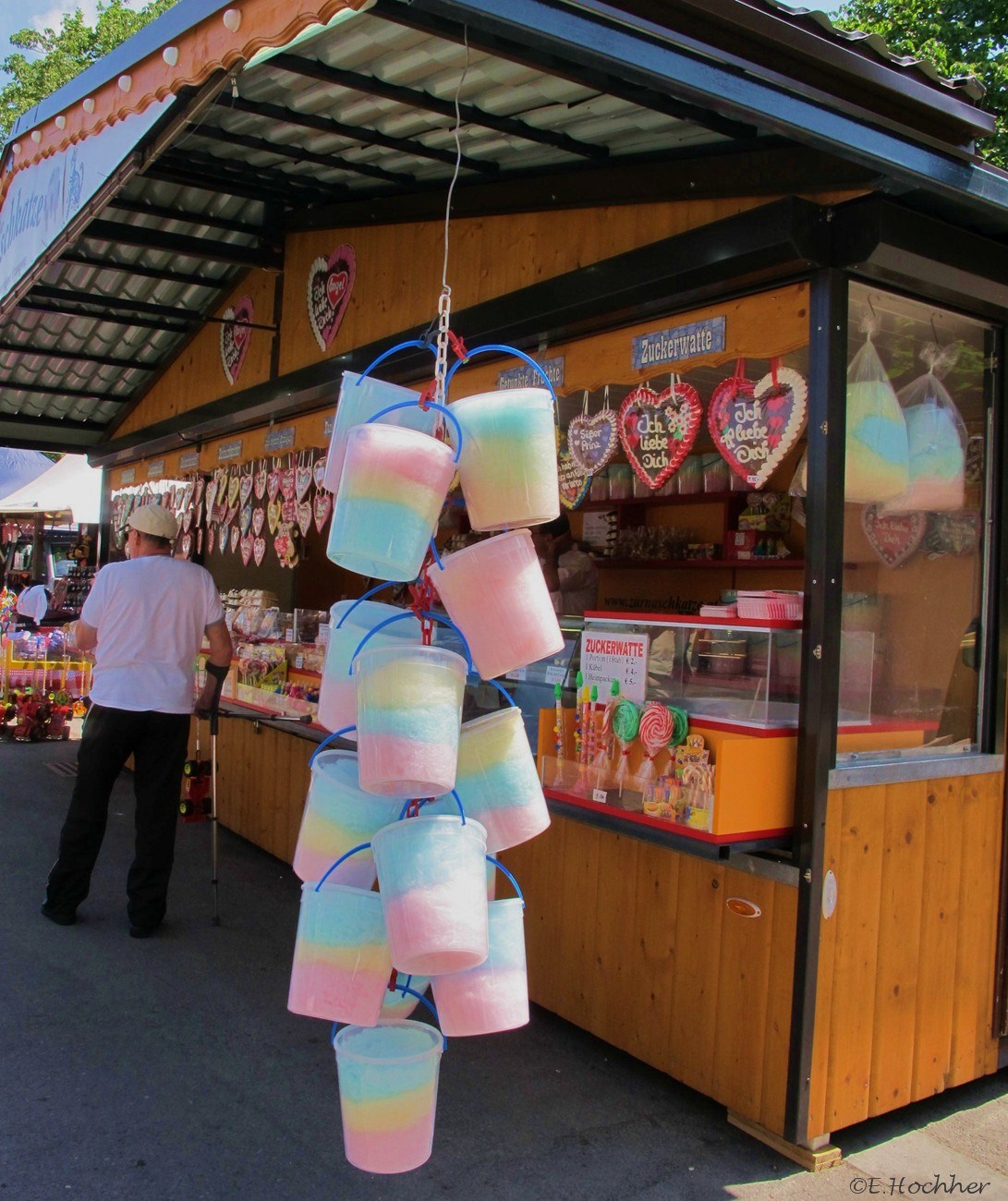 Kübelweise bunte Zuckerwatte