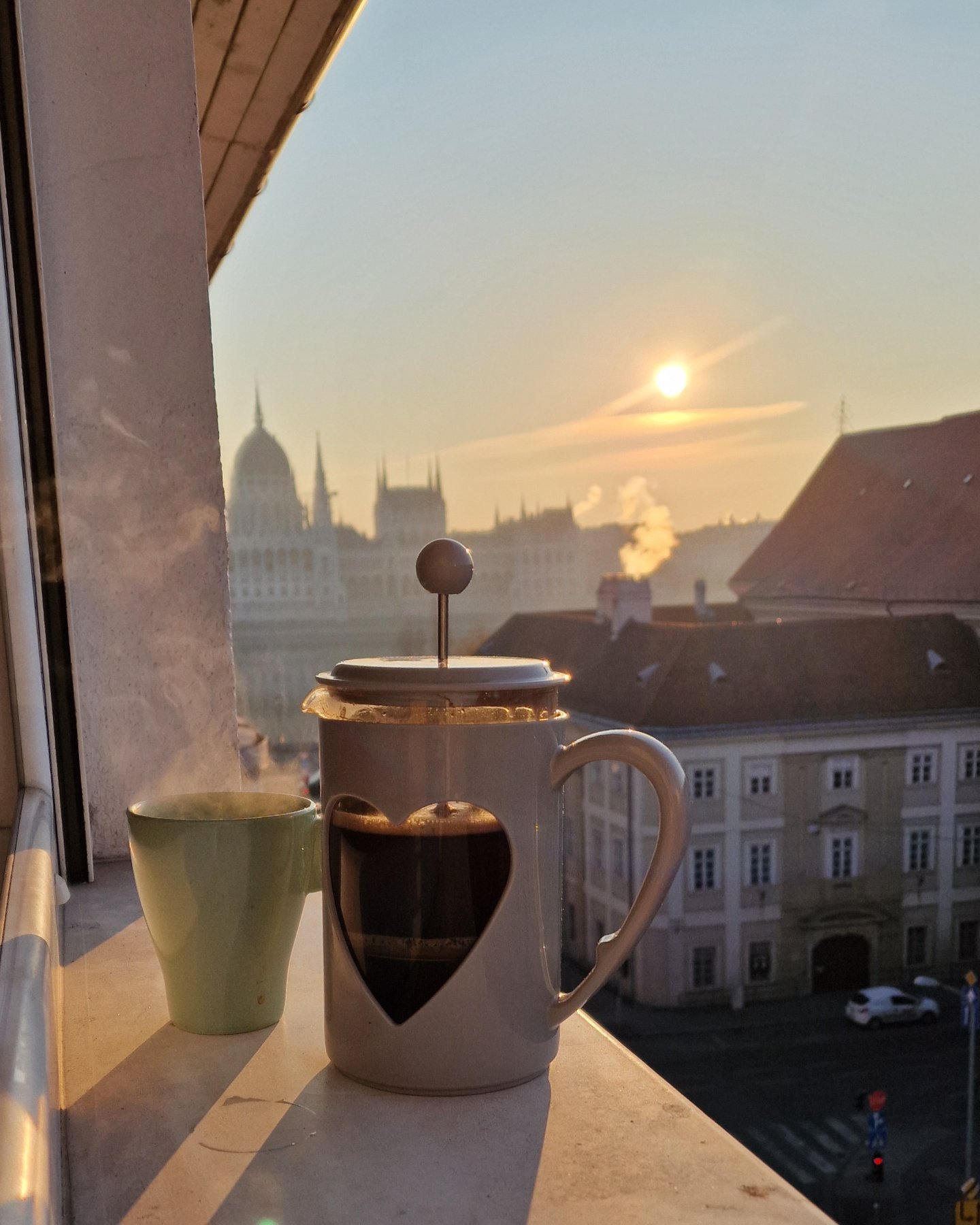 Kaffee in Budapest mit Blick auf das Parlament