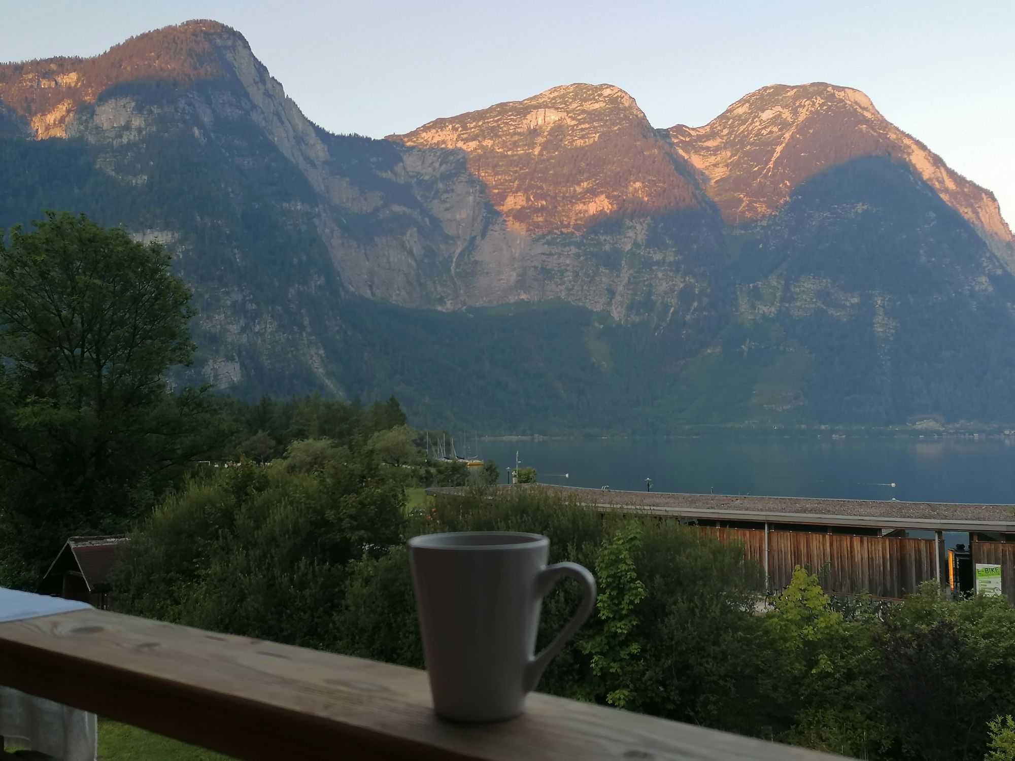 Kaffee mit Blick auf den Hallstätter See