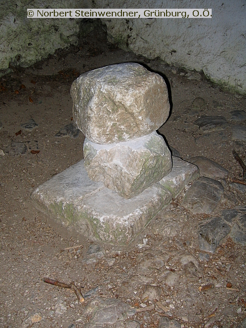 Kapelle mit Kultstein 3