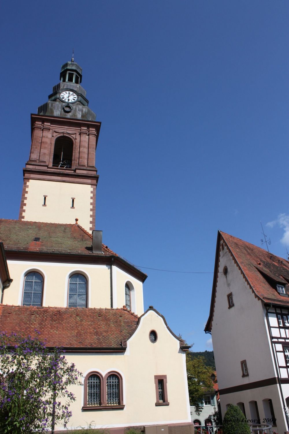 Katholische Kirche mit dem Alten Pfarrhaus