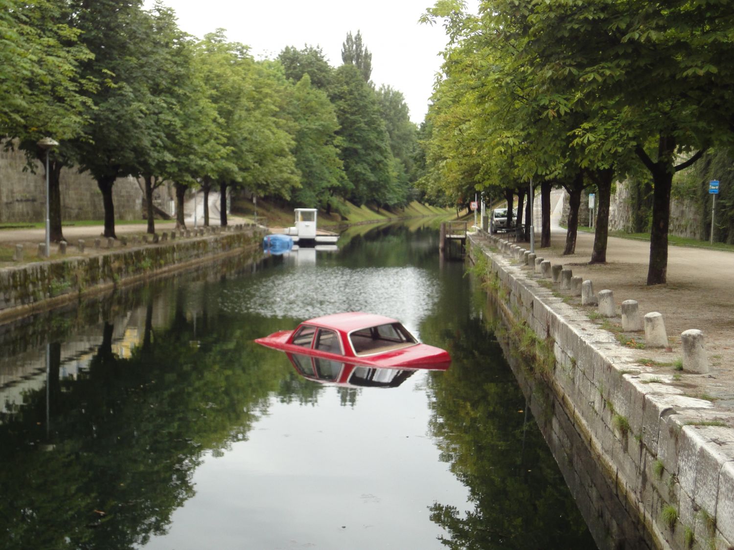 Kein Verkehrsunfall - Kunstwerk am Lendkanal in Klagenfurt