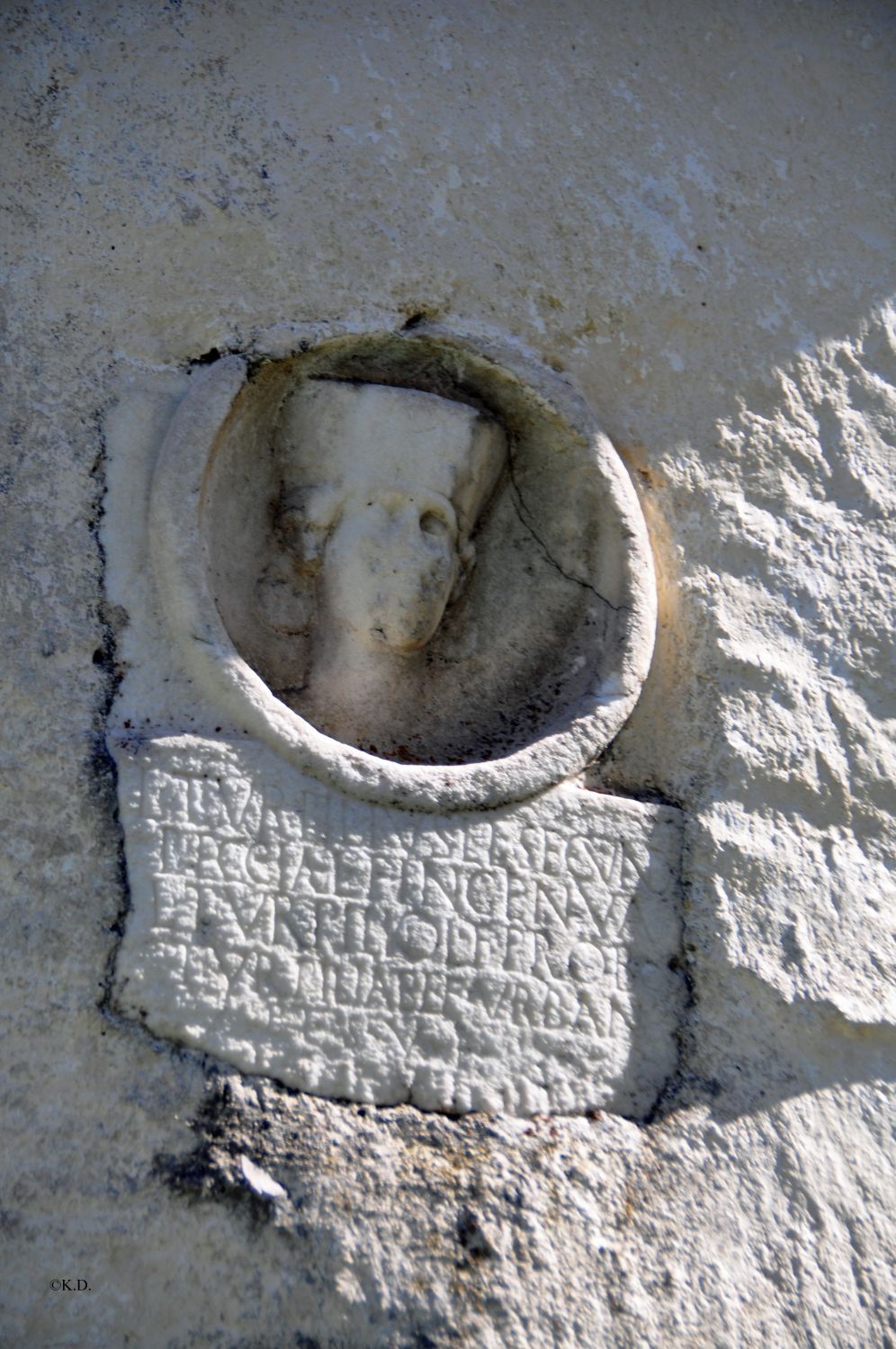 Keltisch-römischer Grabstein an der Außenmauer des Karners von Globasnitz