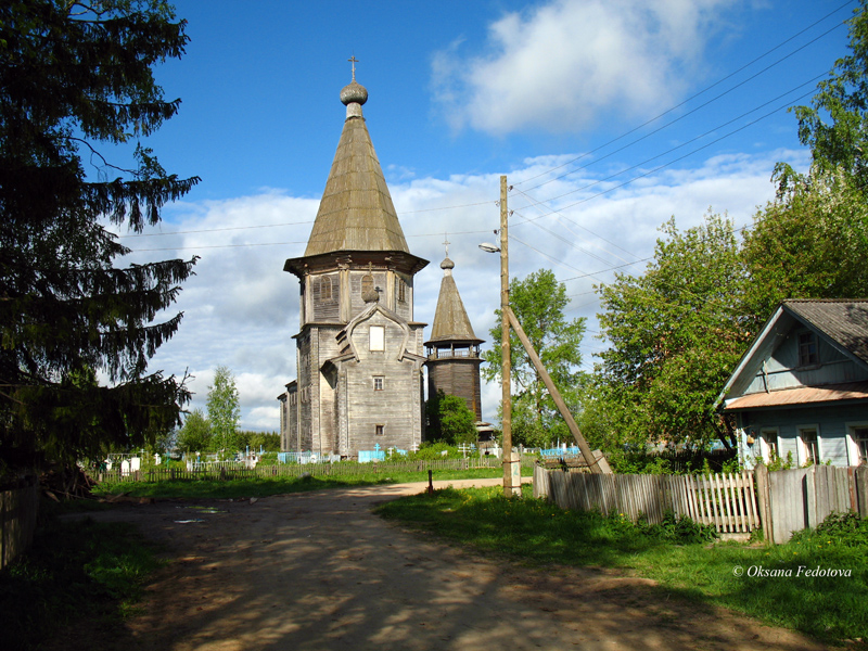 Kirchenensemble in Ljadiny, Blick vom Dorf