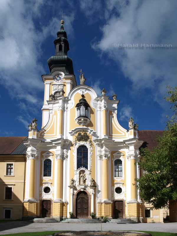 Kirchenfassade Stift Rein