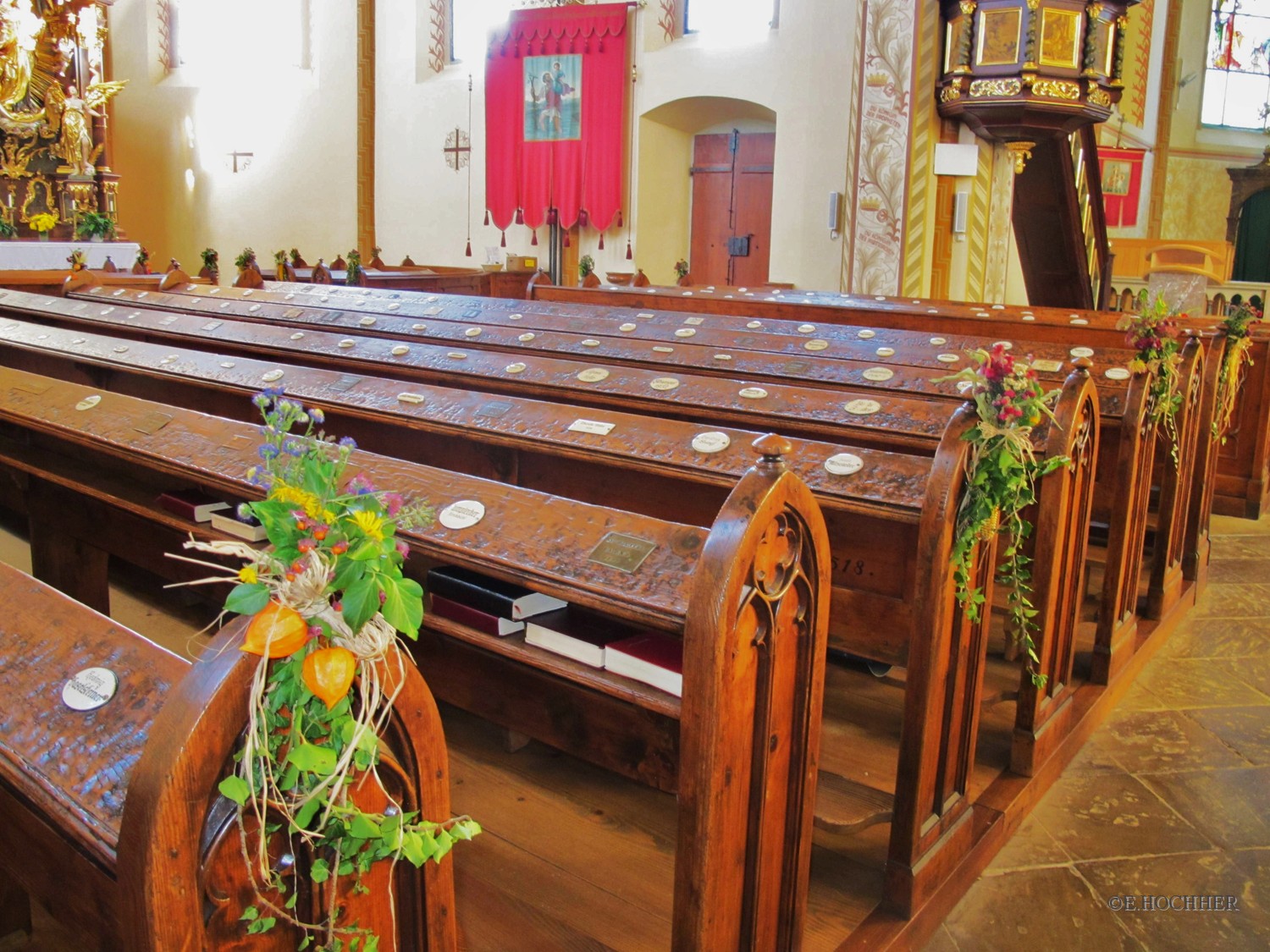 Kirchenstühle mit Namensschildern