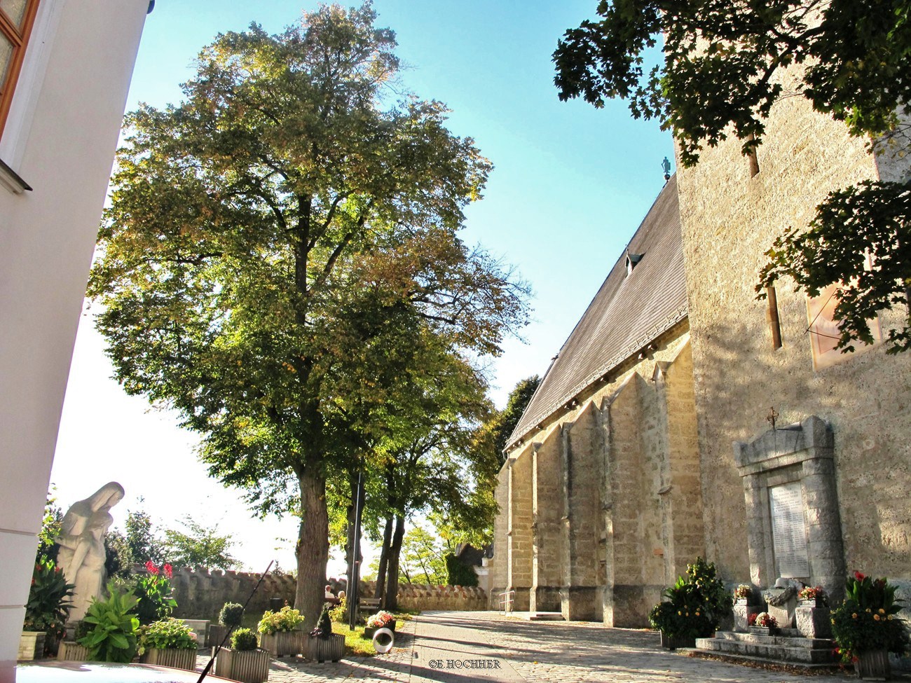 Kirchhof mit Wehrmauer