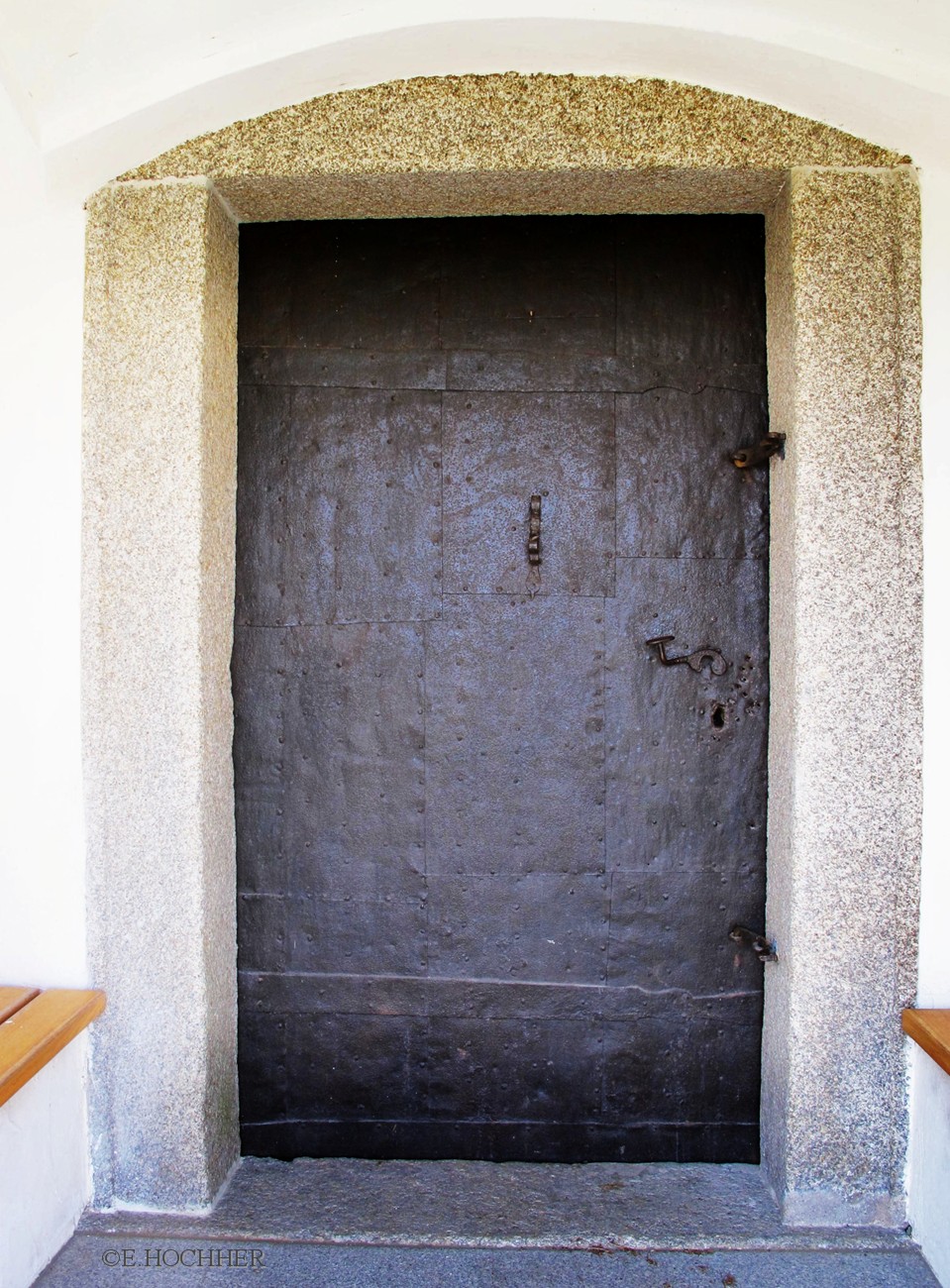 Kirchtüre mit Eisenbeschlägen, Nikolo-Kirche in Holzern