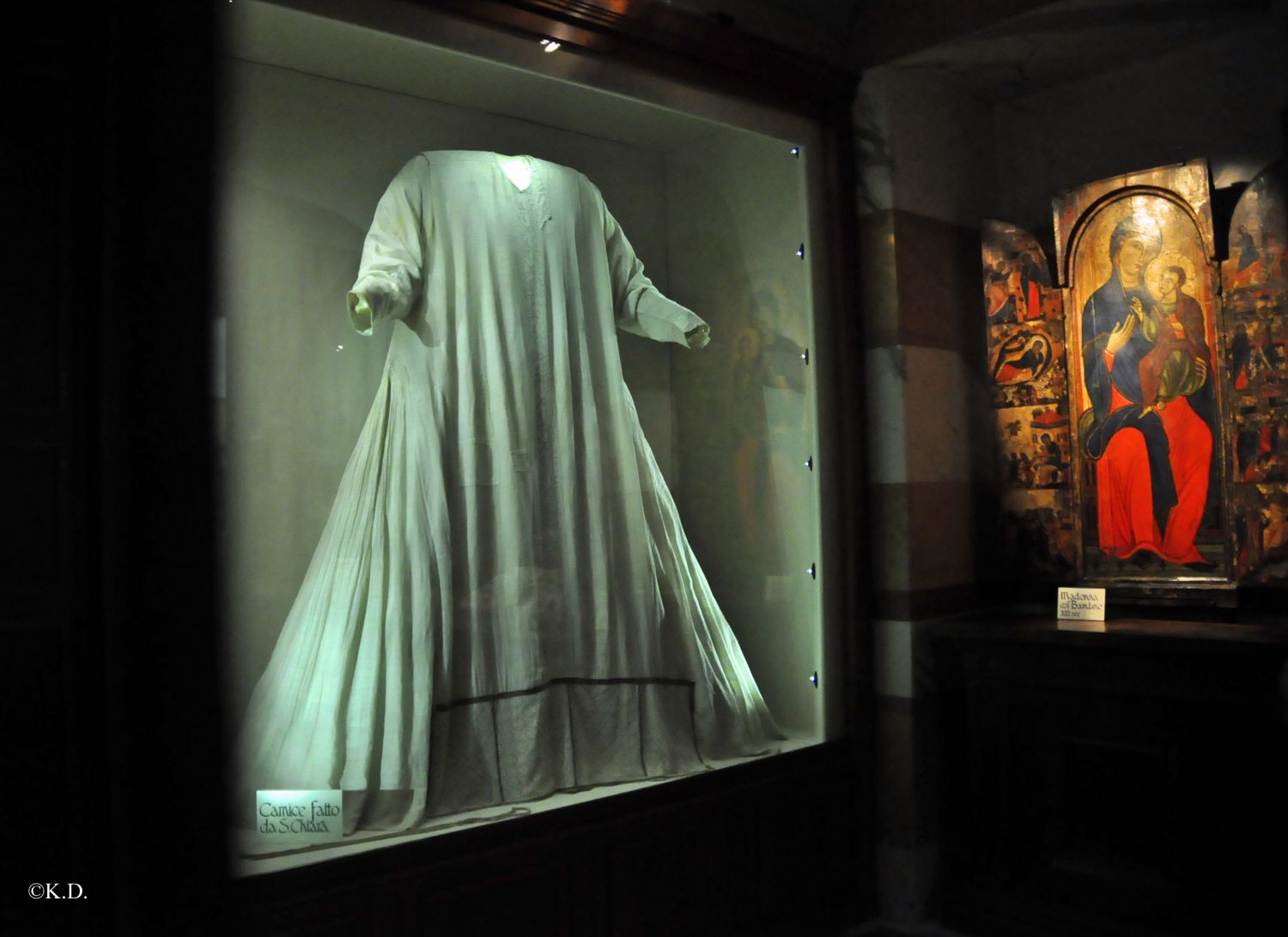 Kleid der Hl.Klara in der Kirche Sa.Chiara in Assisi