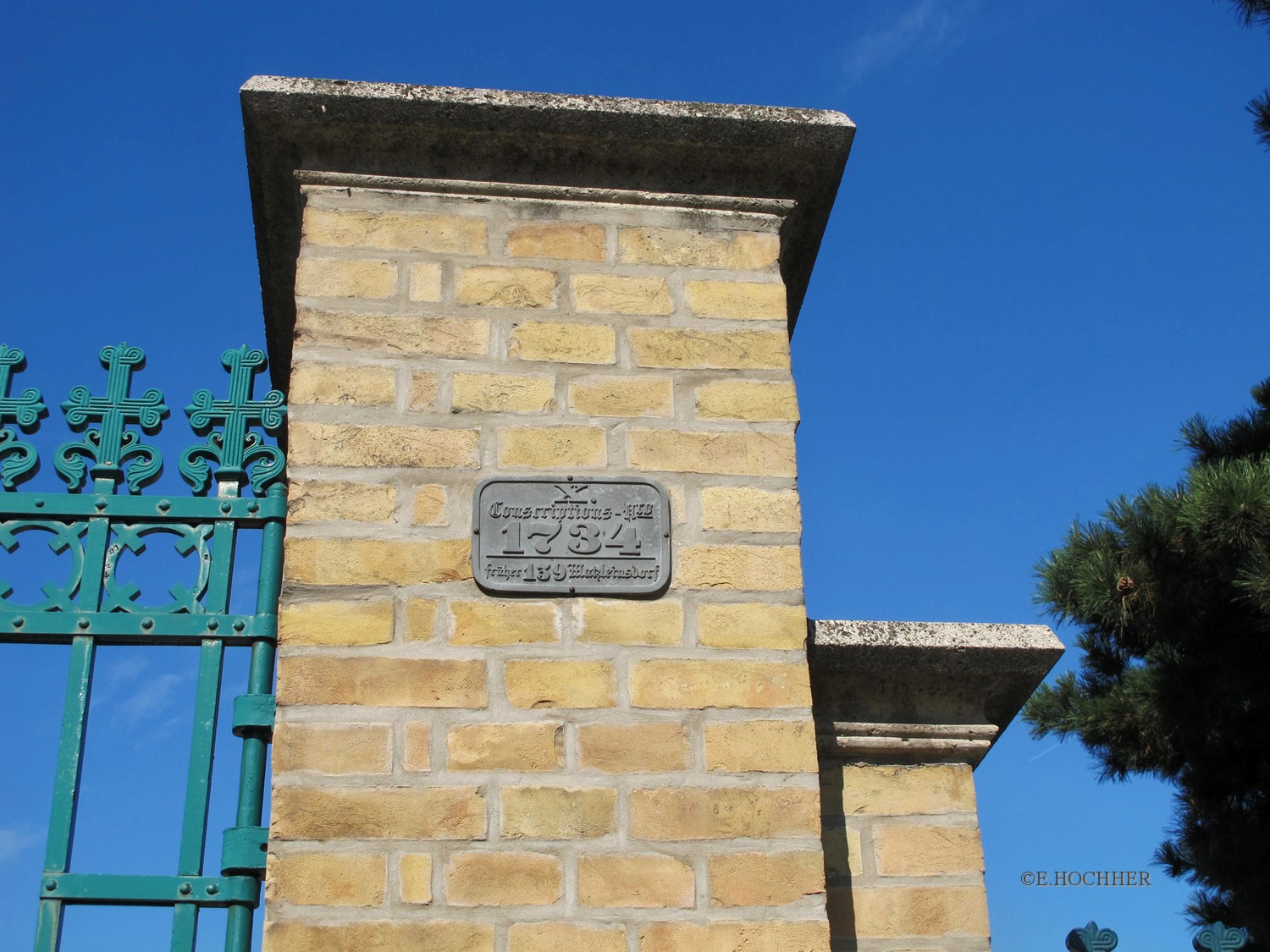 Konscriptionsnummer Eingangstor Matzleinsdorfer Friedhof