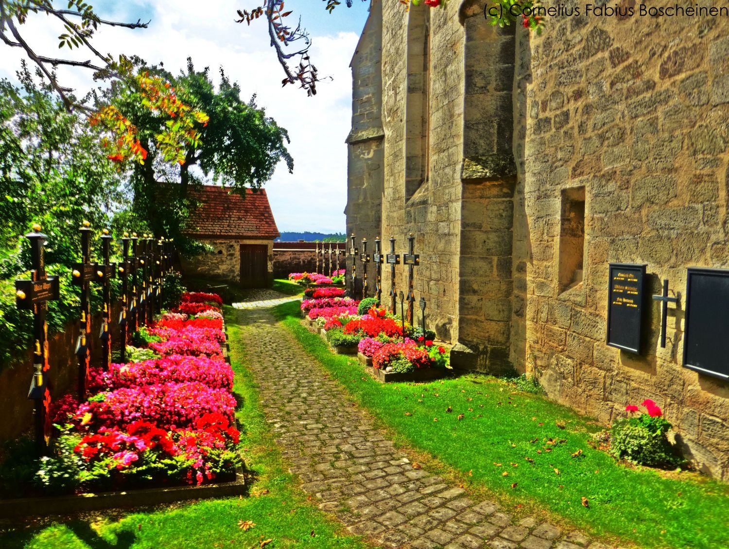 Kreuzweg an der Rückseite der St. Vinzenz Kirche