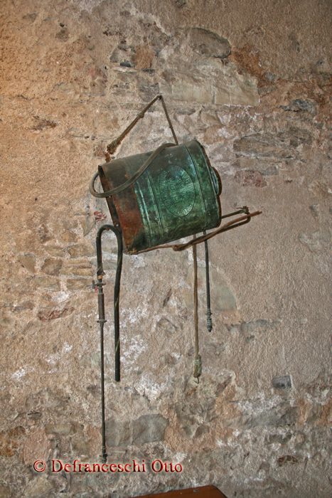 Kupferner Spritzbehälter im Museum "La Limonaia del Castel" in Li