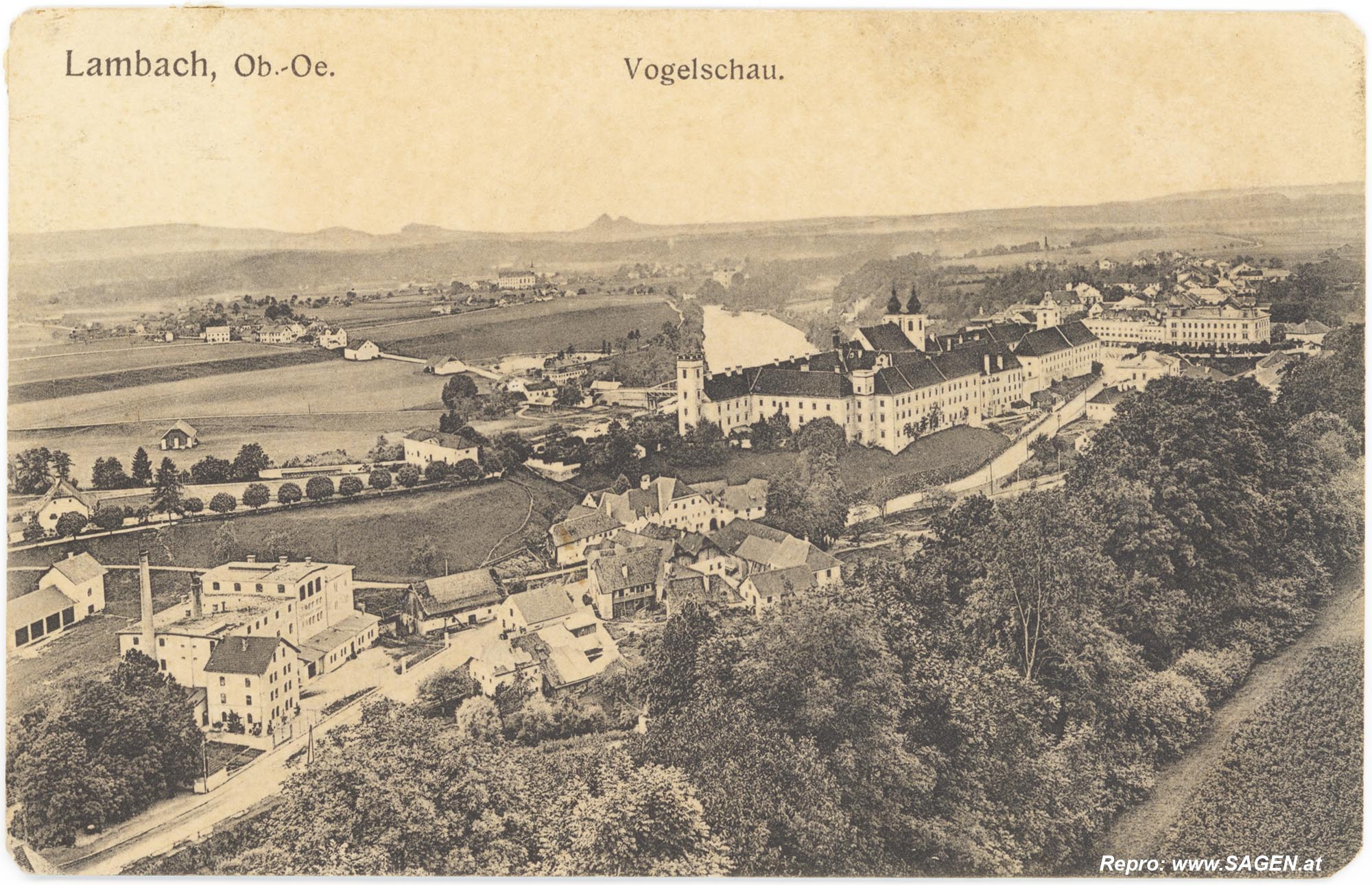 Lambach aus der Vogelschau im Jahr 1910