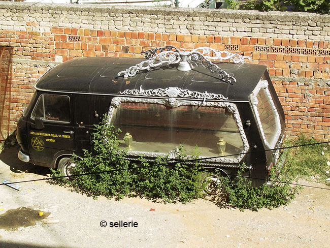 Leichenwagen in einem Hinterhof in Tirana