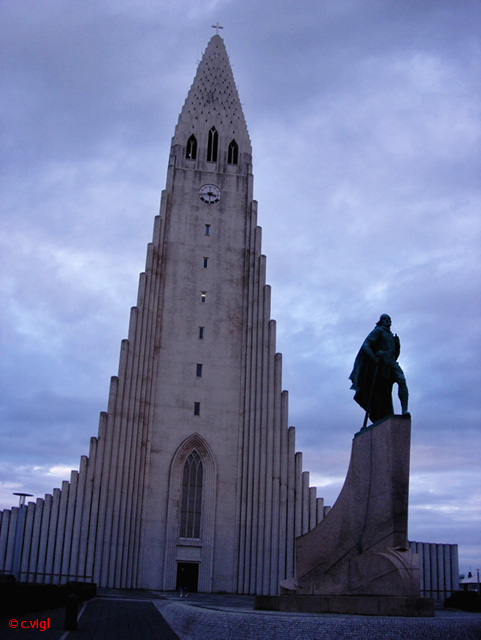 Leifur Eriksson vor der Hallgrimskirkja, Reykjavik