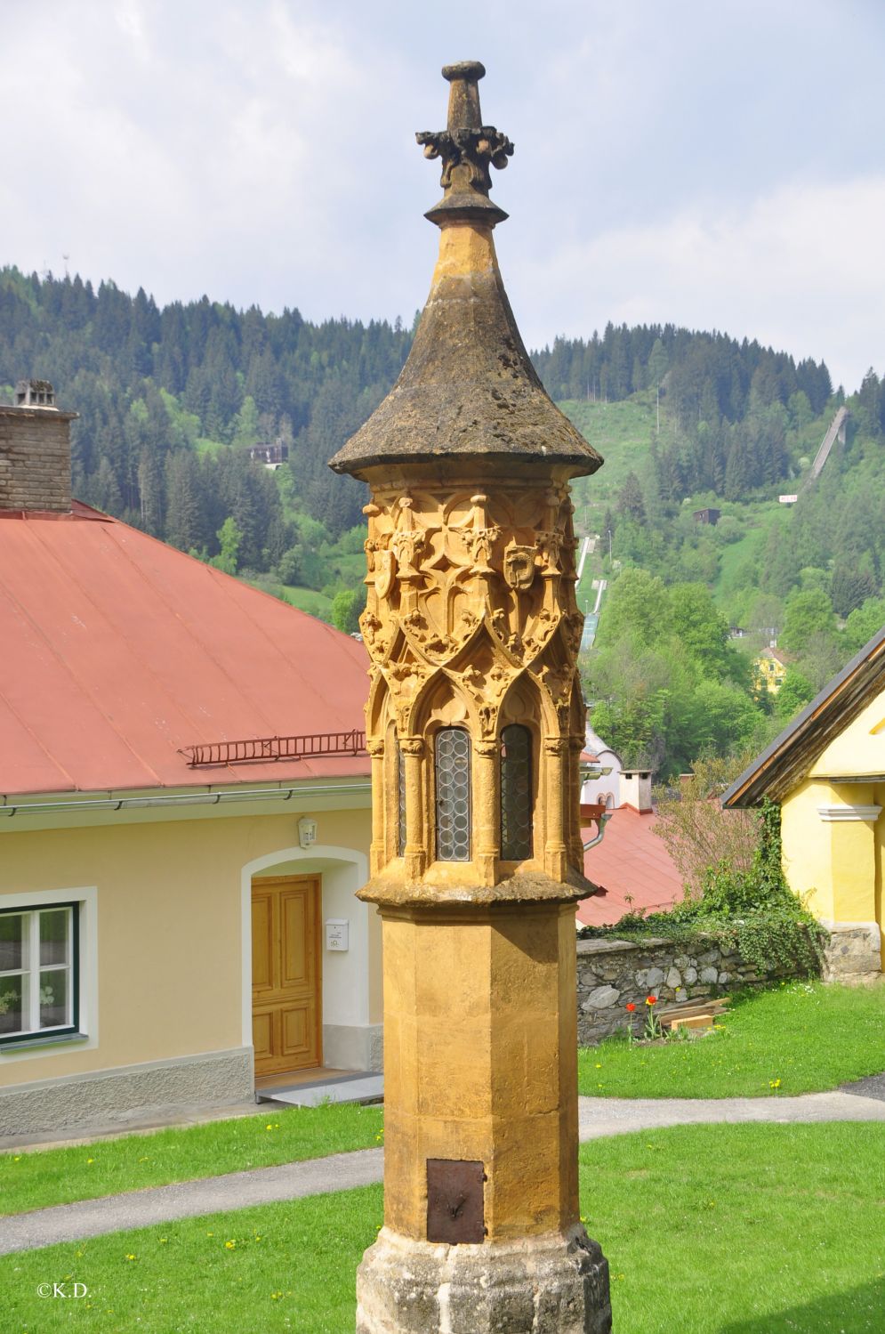 Lichtsäule vor der Pfarrkirche in Murau (Stmk.)