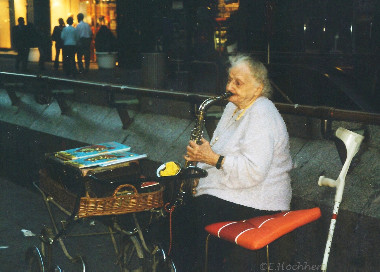 Lucia Westerguard, Musikantin, Straßenmusikantin