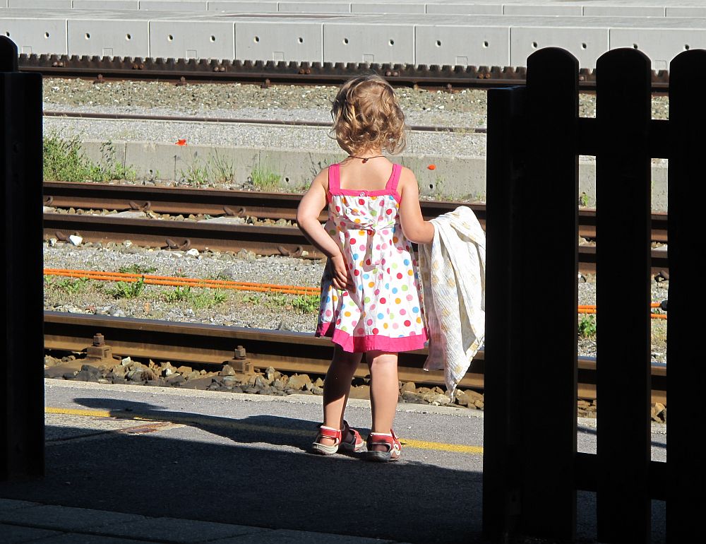 Mädchen am Bahnhof