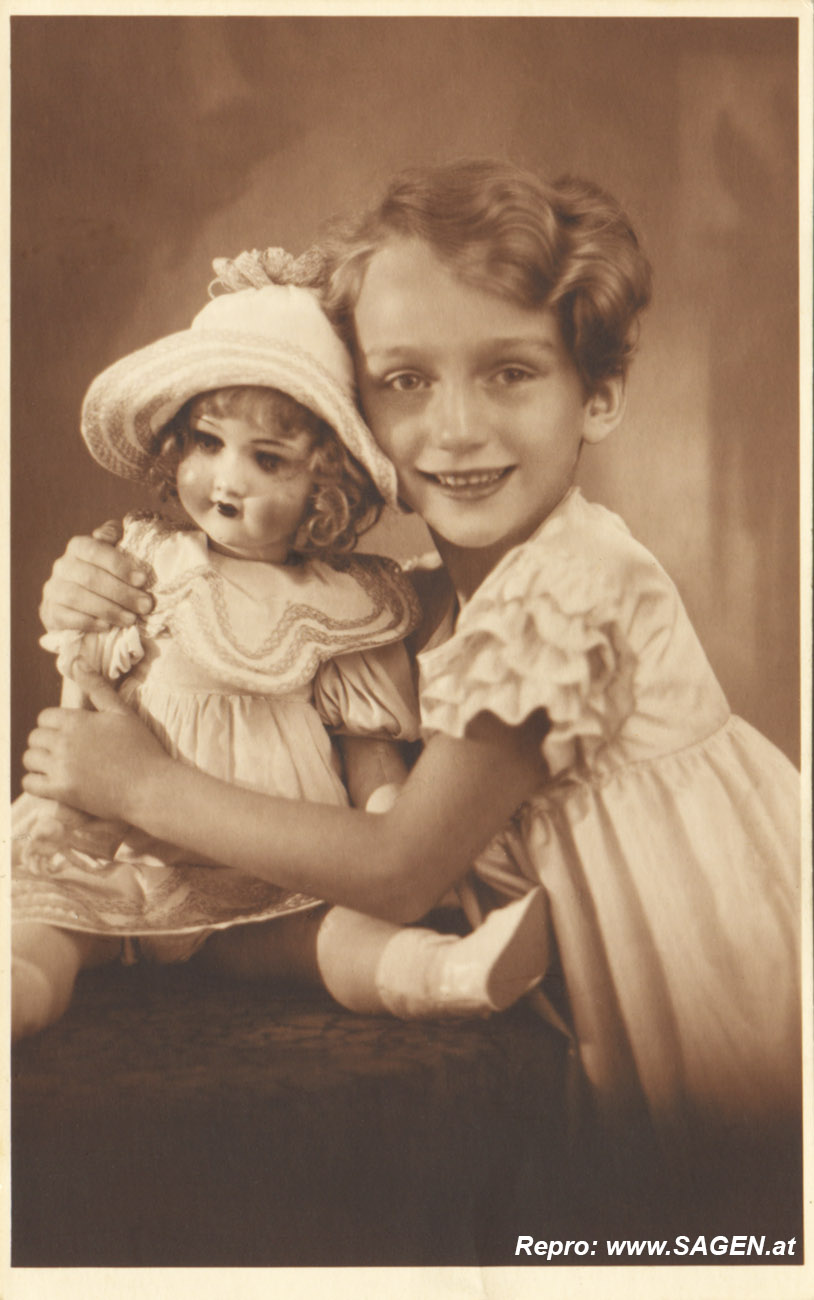 Mädchen mit Puppe