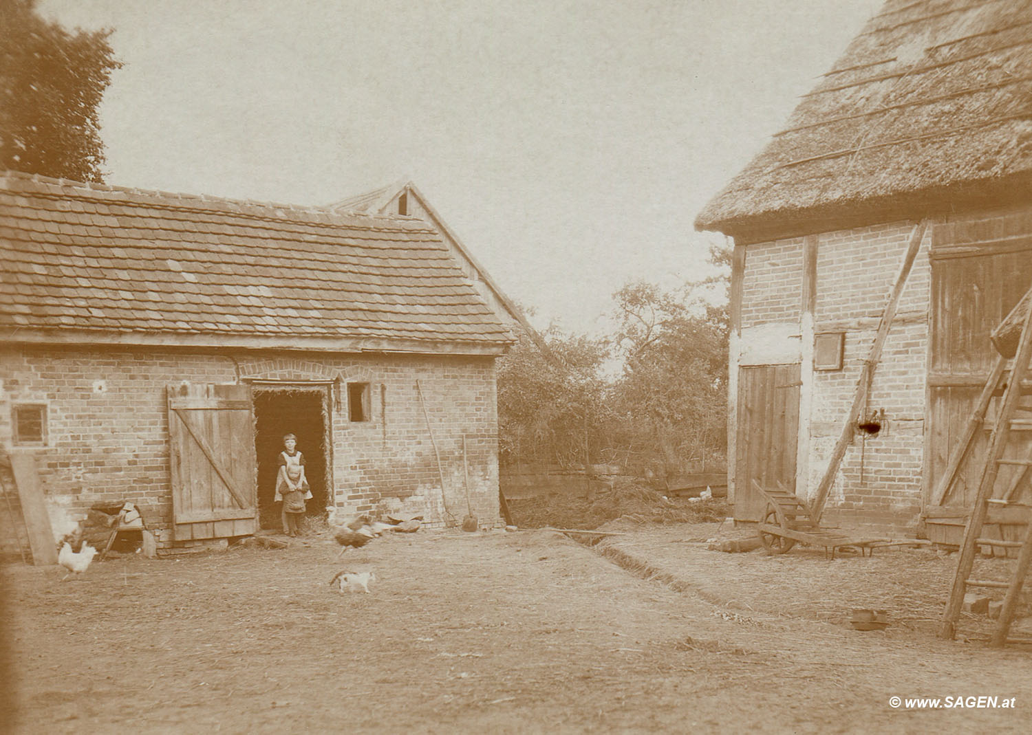 Mädchen spielen am Bauernhof