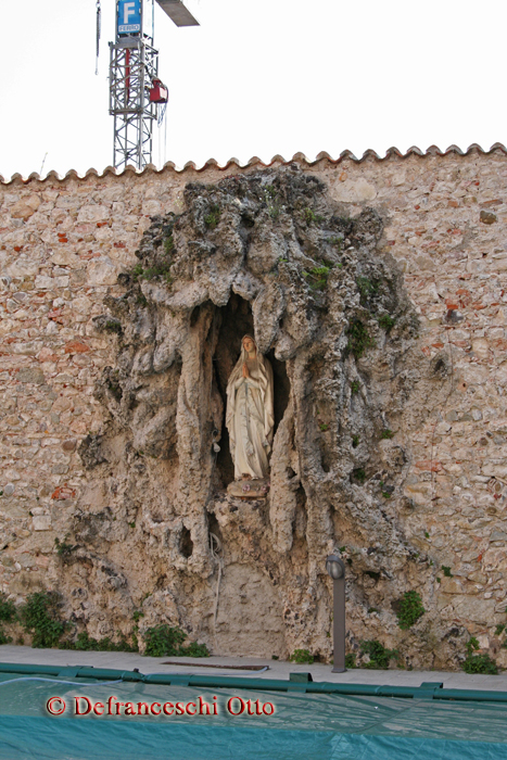 Madonna in einer künstlichen Grotte in Saló am Gardasee