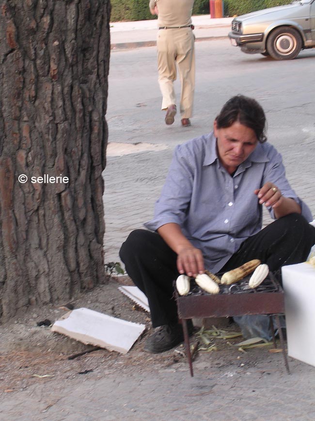 Maiskolben-Braten in Tirana