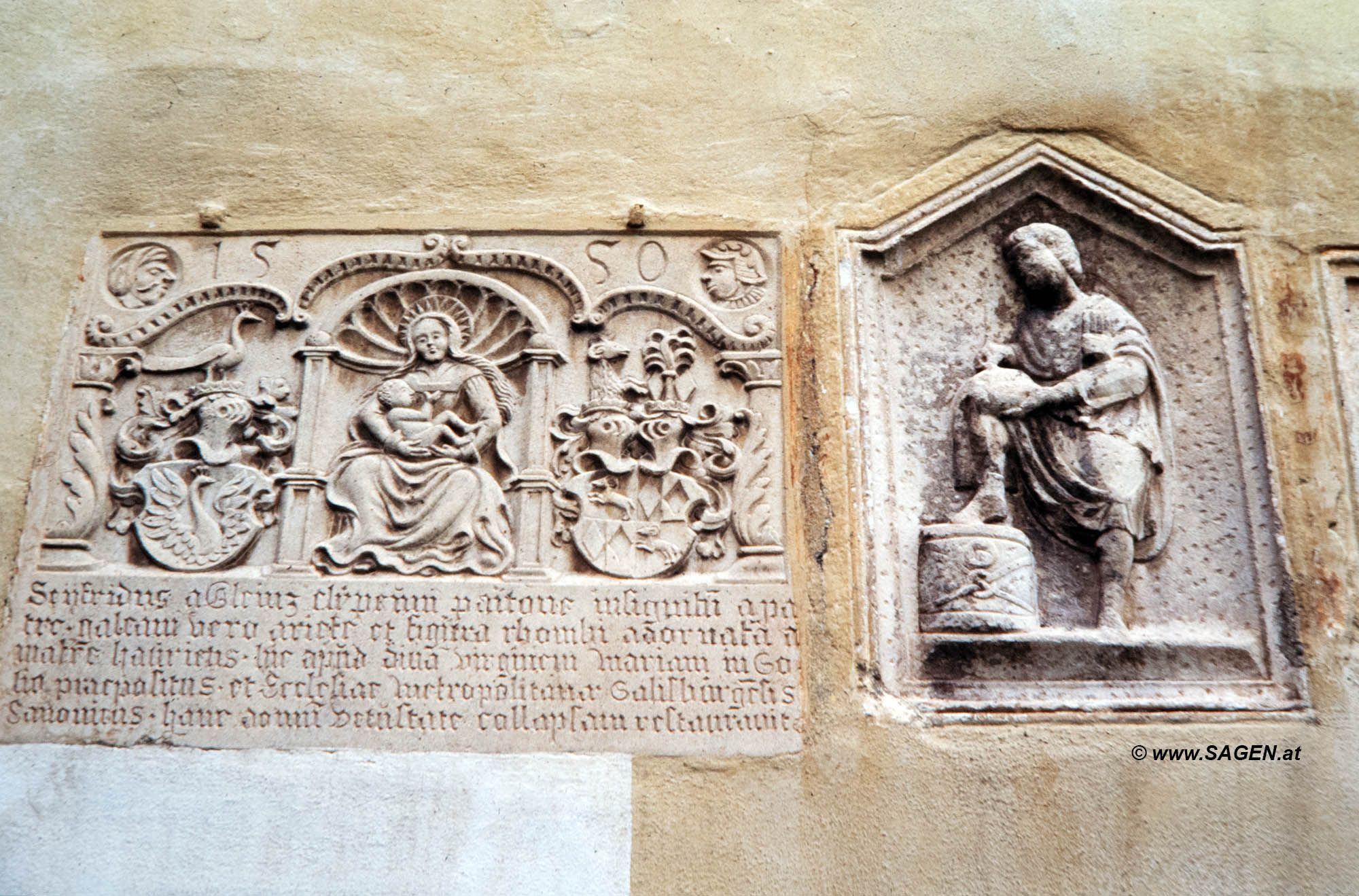 Maria Saal,  Lapidarium: Bauinschrift und Schreiberrelief