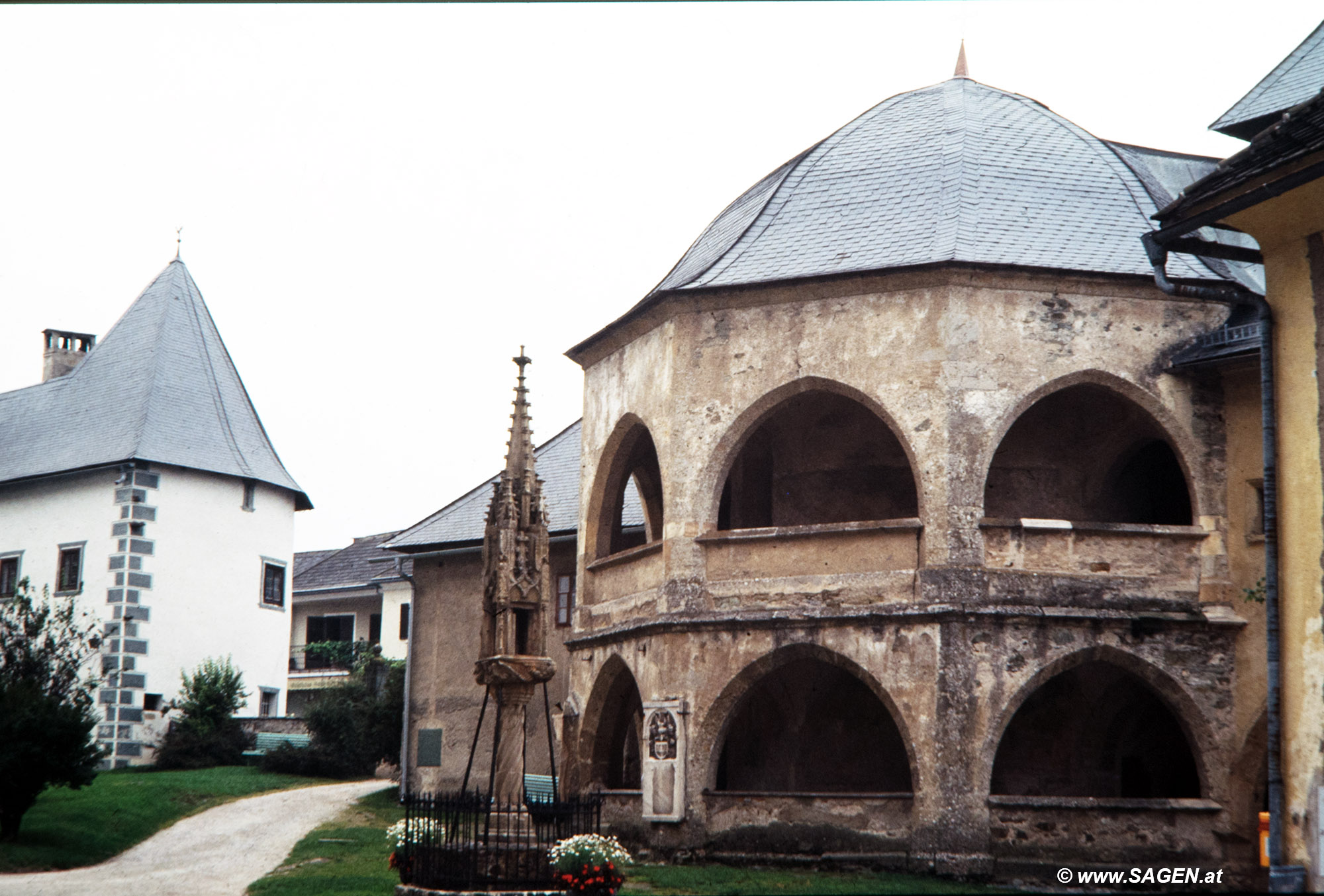 Maria Saal: Lichtsäule und Heidentempel (Karner)