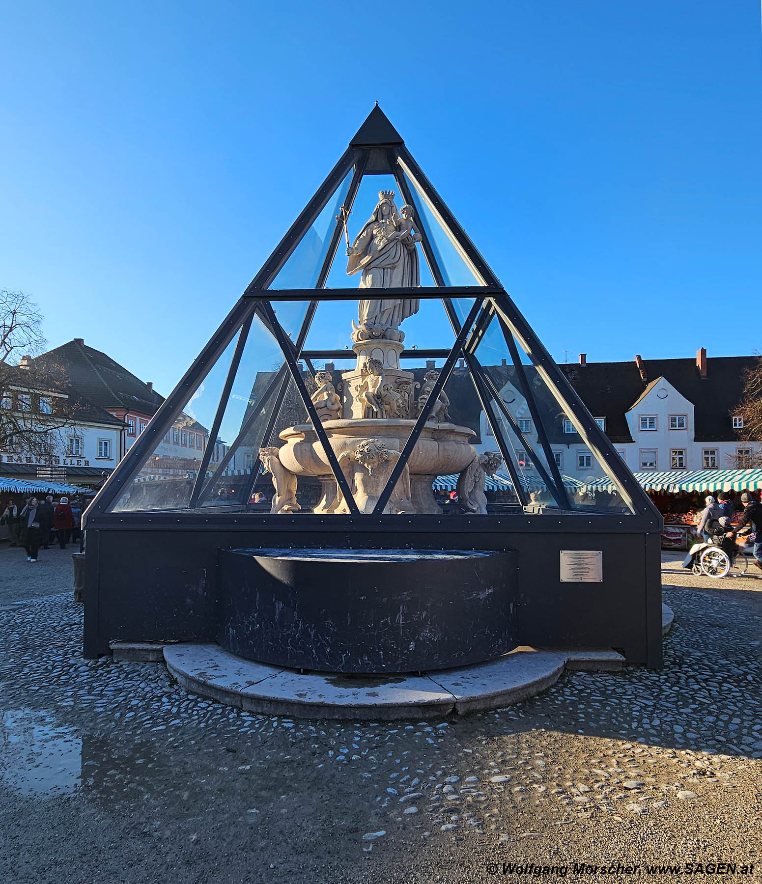 Marienbrunnen Altötting im Winterschutz