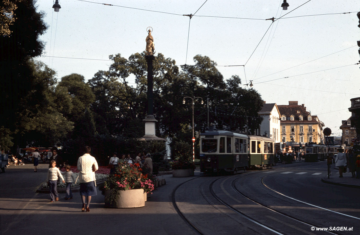 Mariensäule und Straßenbahn am Eisernen Tor, Graz