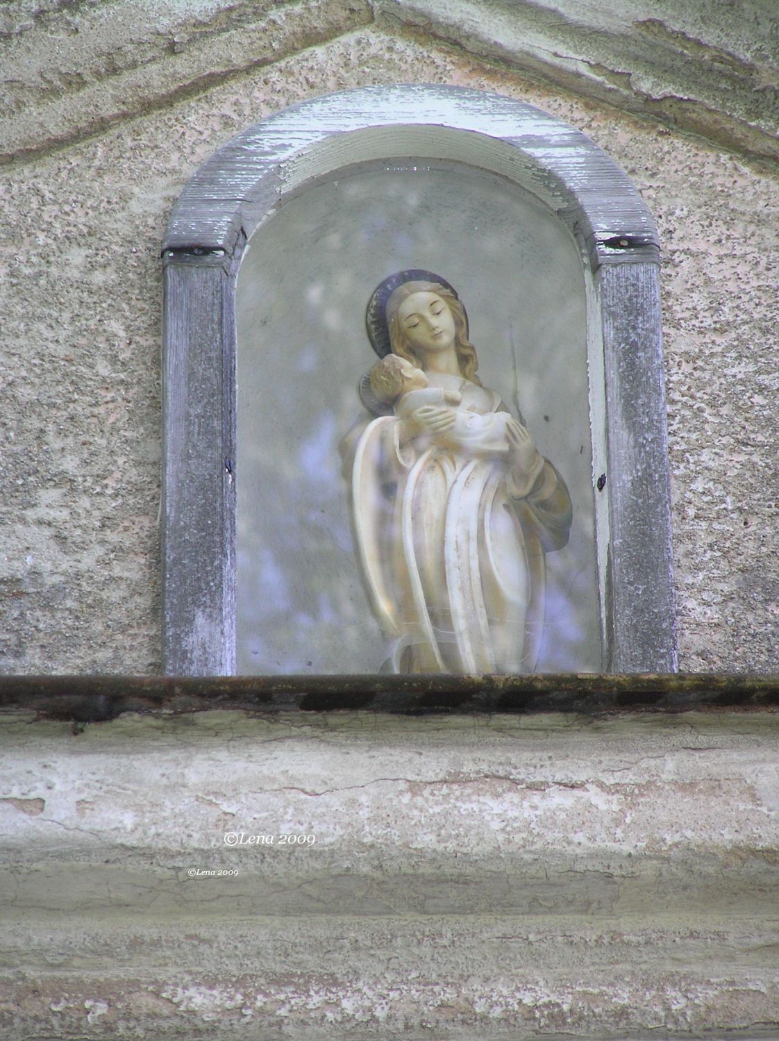 Marienstatue in Hausgrotte