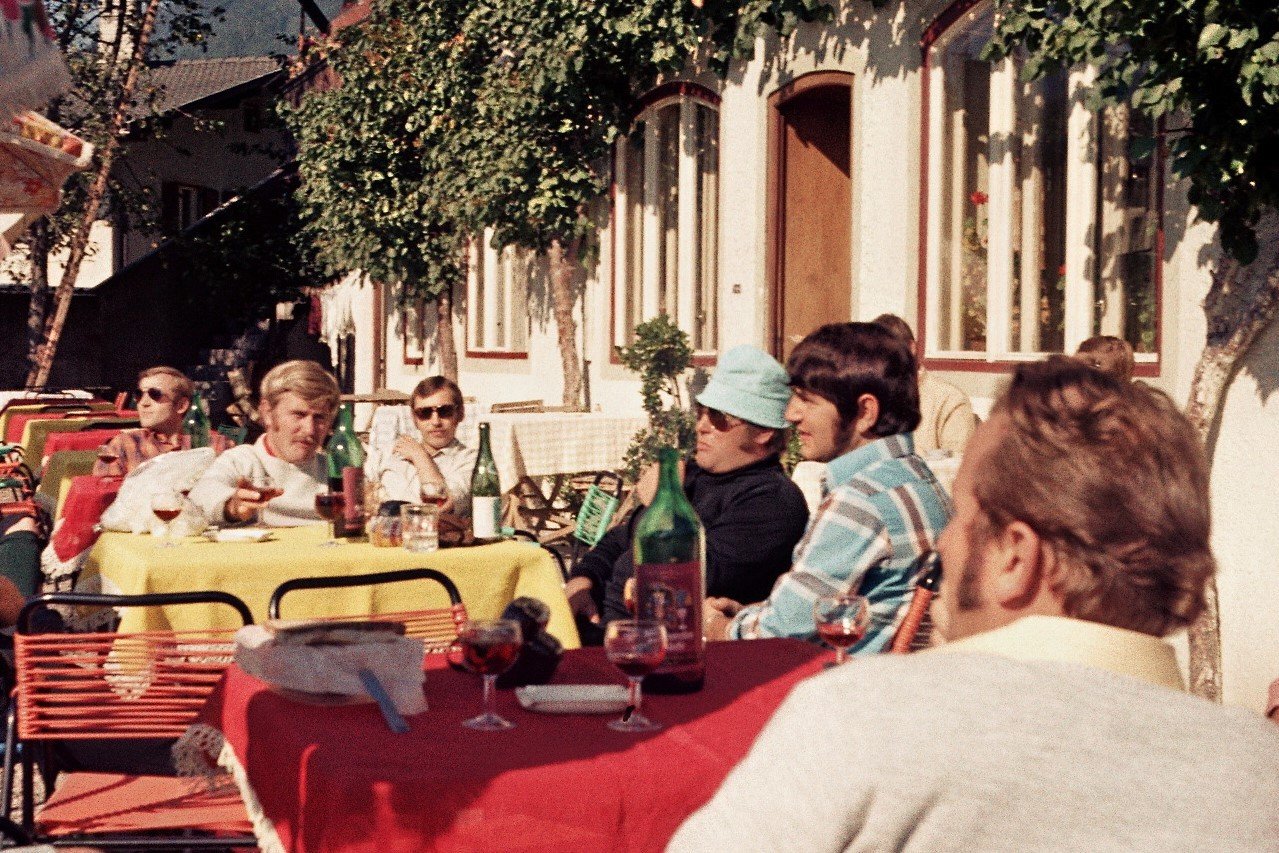 Marmolata-Tour 1972 Spagetti-Pause mit Rotwein