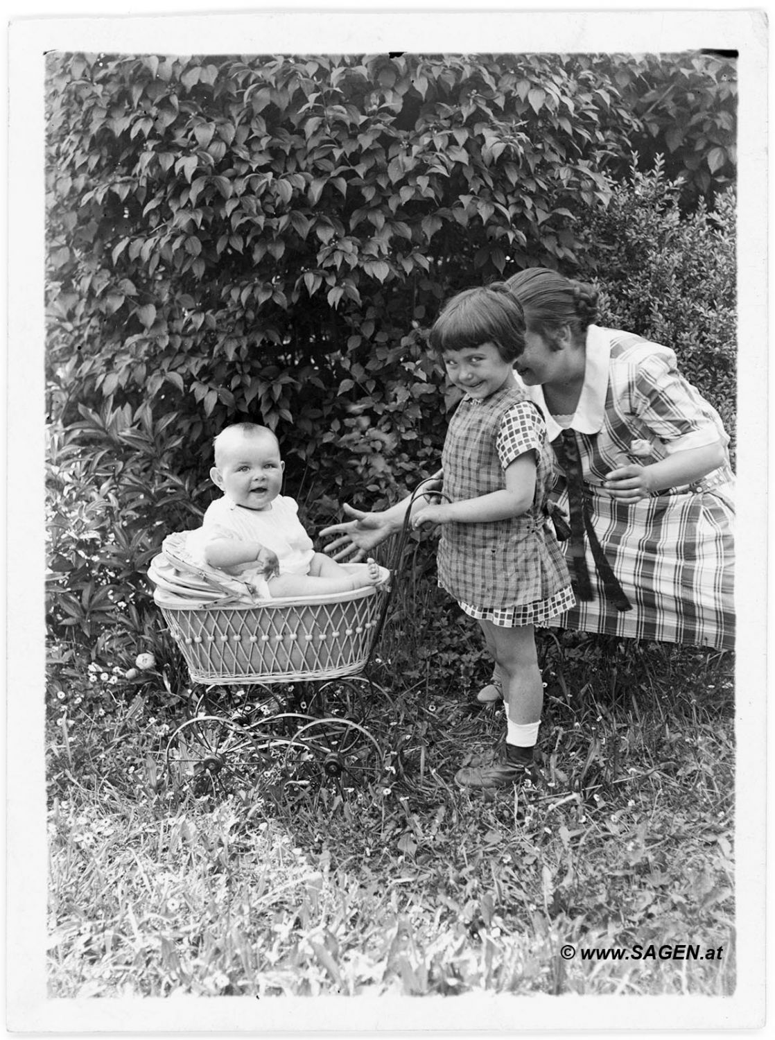 Mit dem Kinderwagen im Garten.