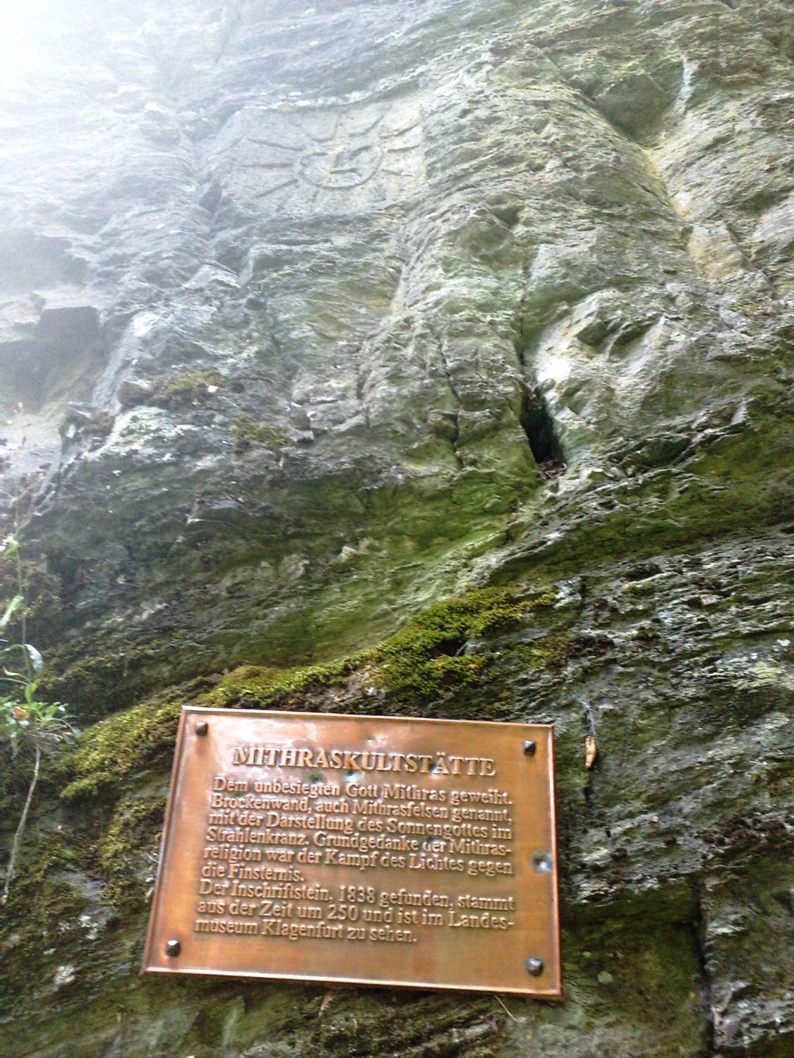 Mithras-Felsen in St. Urban am Urbanersee (K).