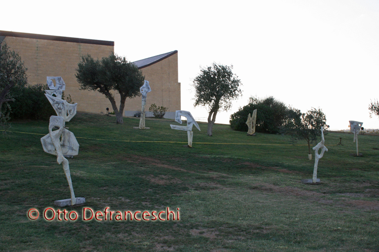 Moderne Skulpturen vor dem Nationalmuseum von Metapont