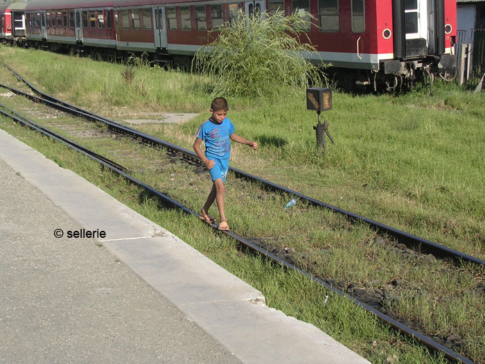 Momentaufnahme am Bahnhof in Tirana