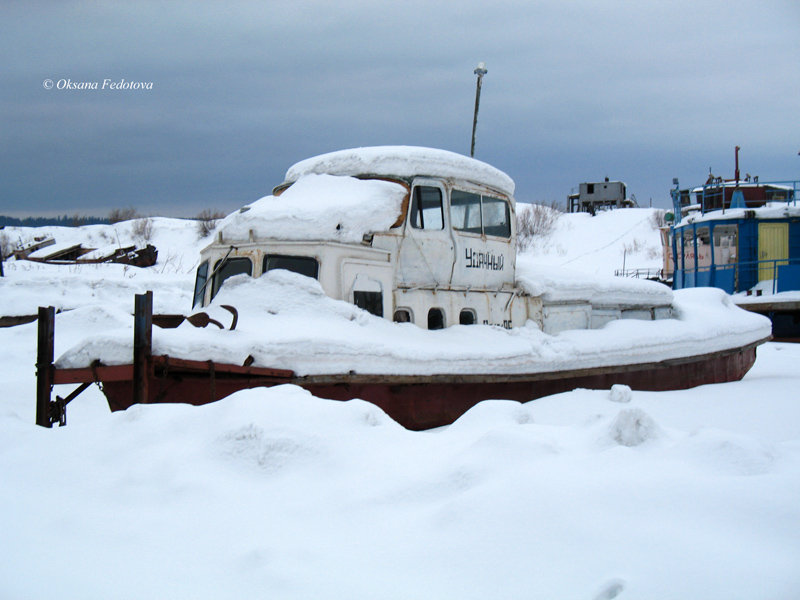 Motorboot im Schnee