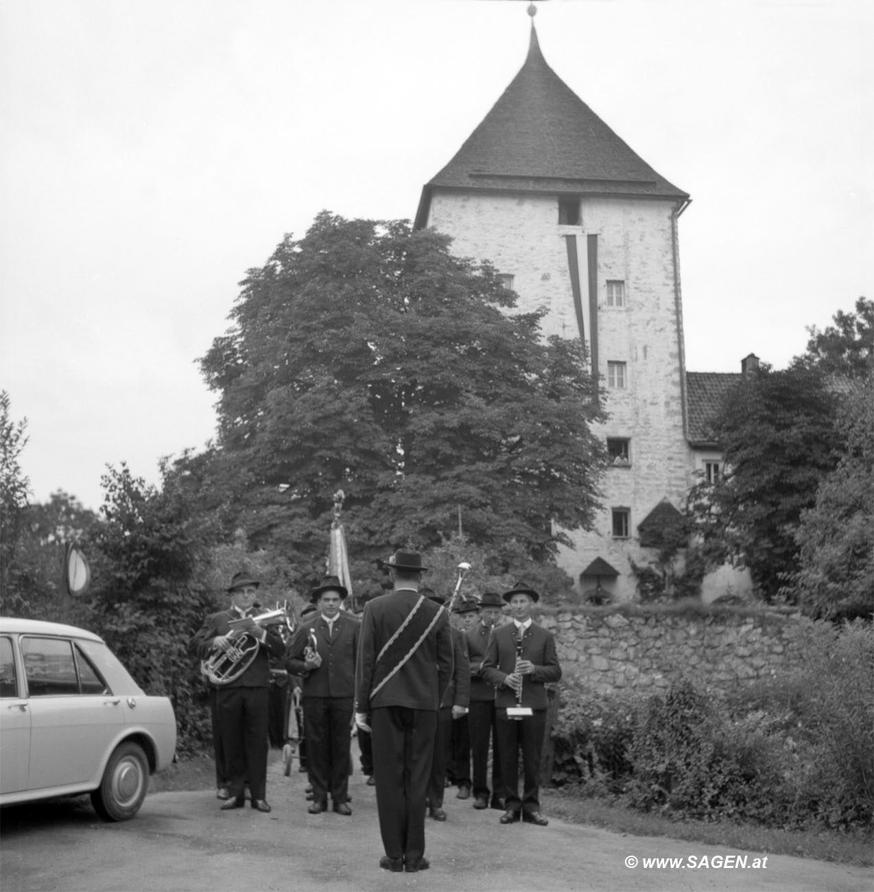 Musikanten vor Schloss in Sankt Jakob am Thurn