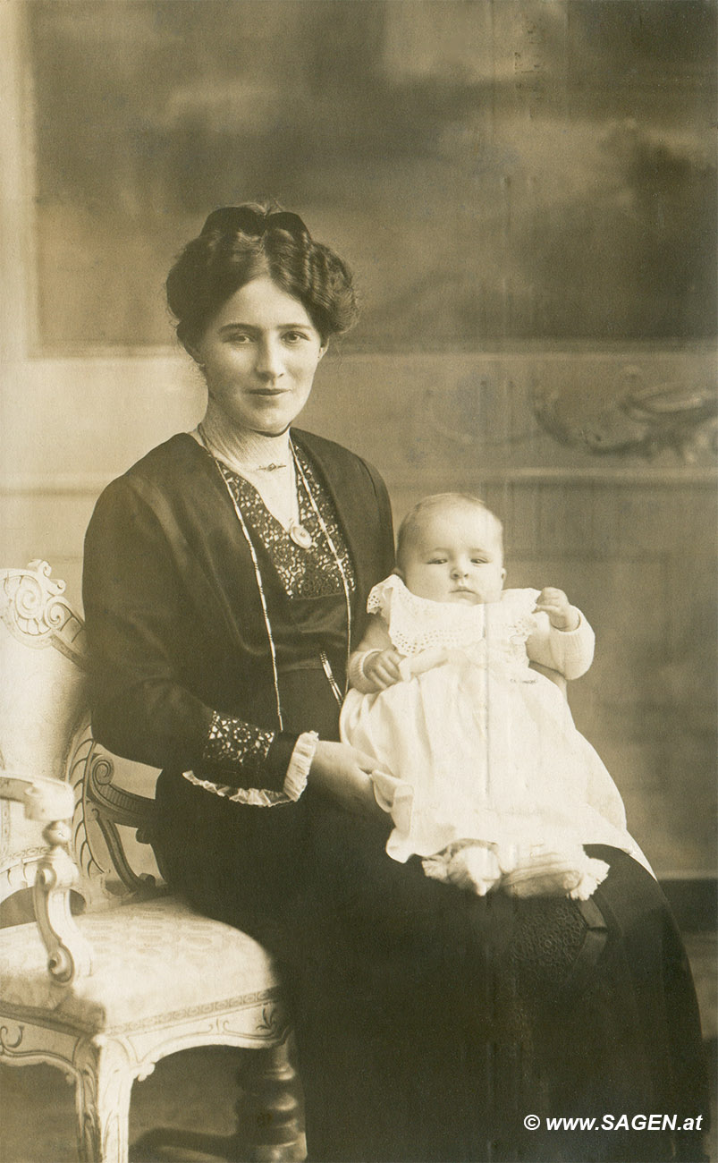 Mutter und Baby beim Fotografen