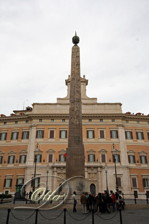 Obelisk vor dem Palazzo Montecitorio in Rom