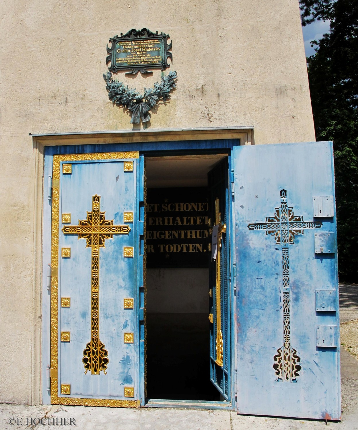 Obeliskenmausoleum-Eingang Klein-Wetzdorf