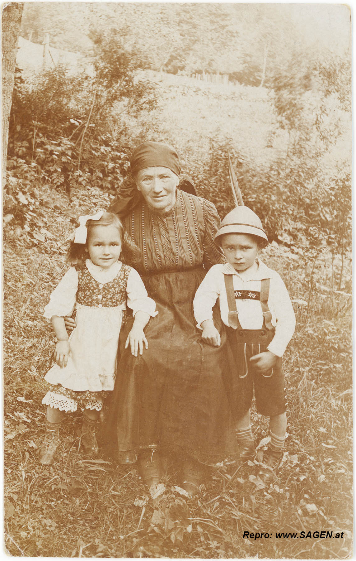 Oma und ihre Enkel Hansl und Gretl in Tracht um 1918