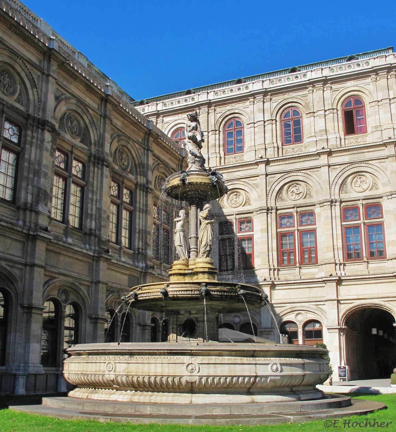 Opern – Brunnen am Wiener Opernring