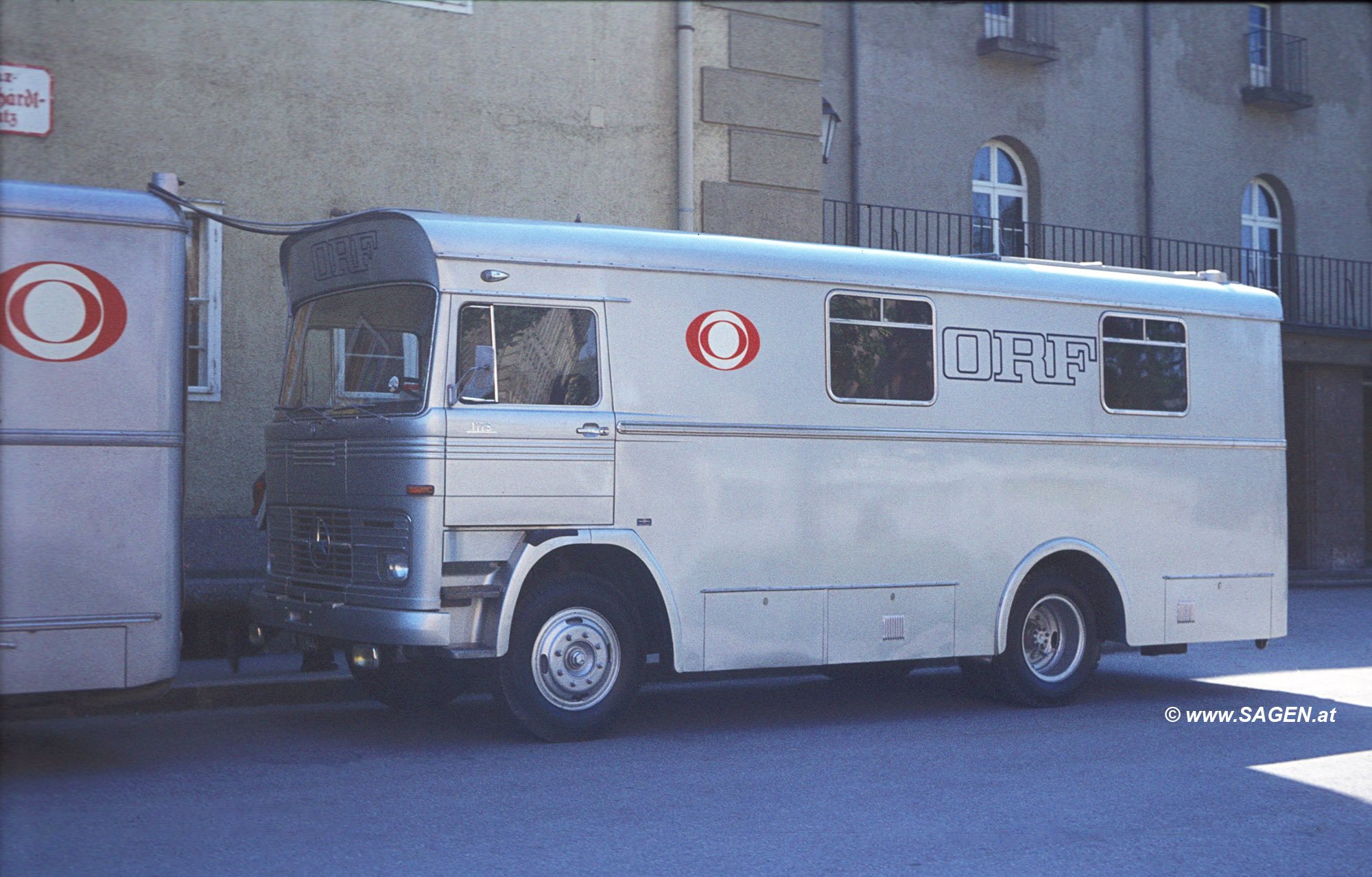 ORF Übertragungswagen vor dem Salzburger Festspielhaus, 1970er Jahre