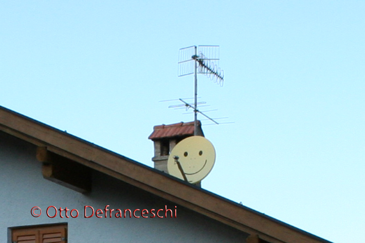 Parabolantenne mit Smiley