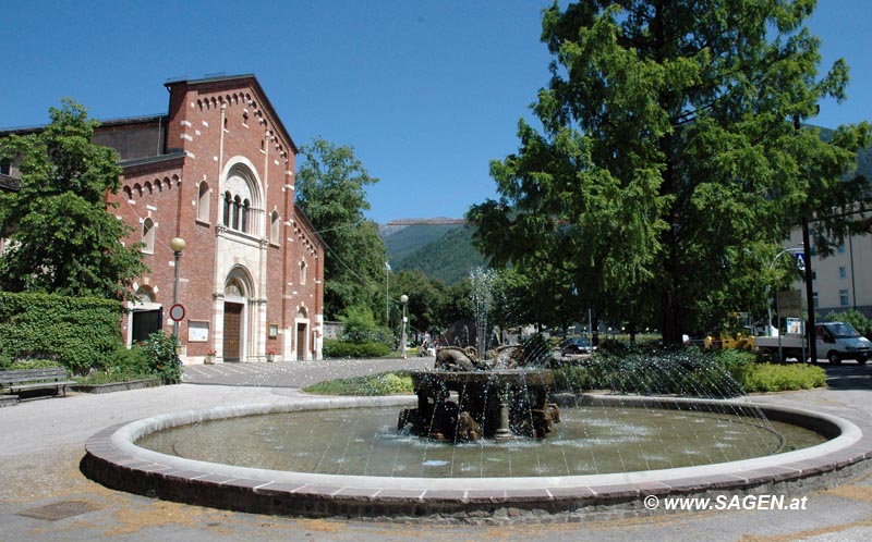 Pergine Franziskanerkirche mit Brunnen