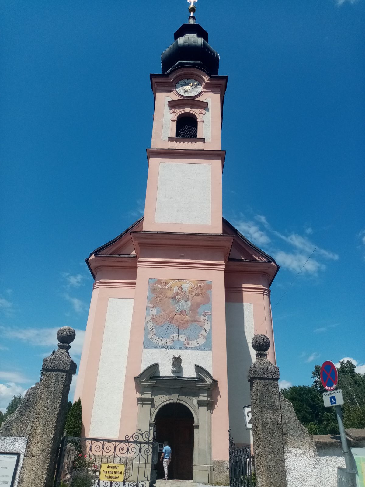 Pfarrkirche Salzburg Gnigl Sonnenuhr