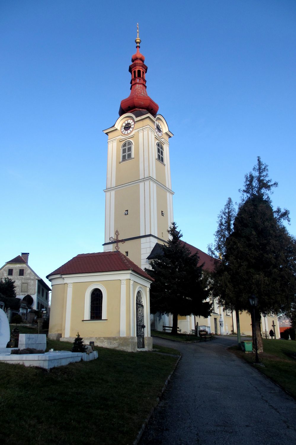 Pfarrkirche St. Veit mit Friedhof