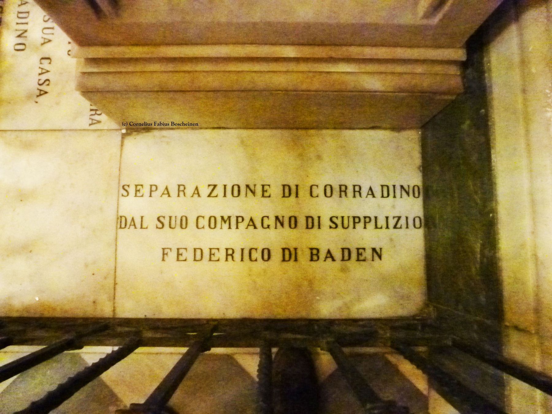 Platten über dem Grab von Konradin in der Kirche Santa Maria del Carmine.