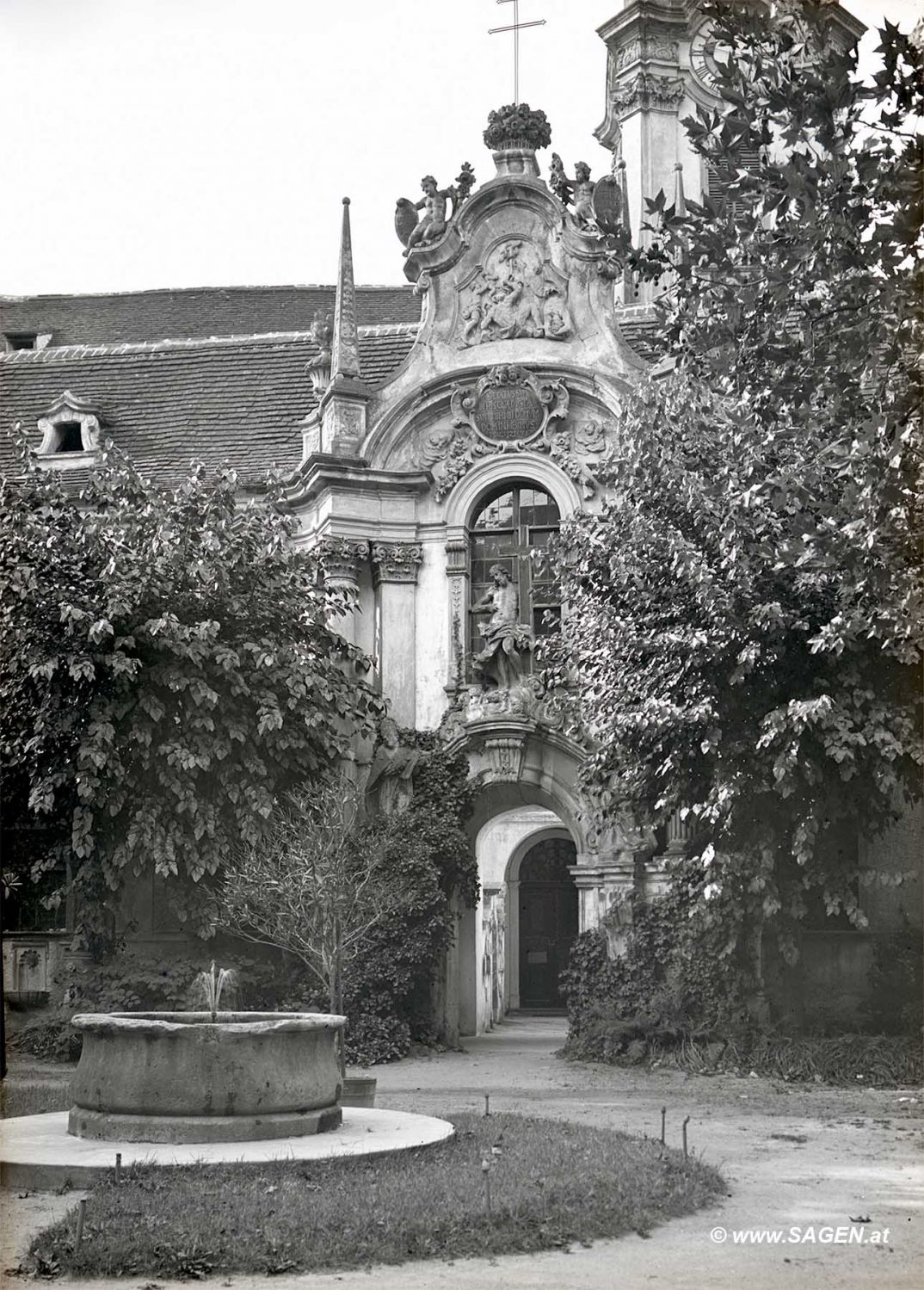 Portal der Stiftskirche Dürnstein mit Brunnen